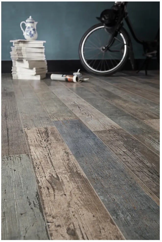 Hol eclectic cu textură de lemn | Inspirație Baie Modern
