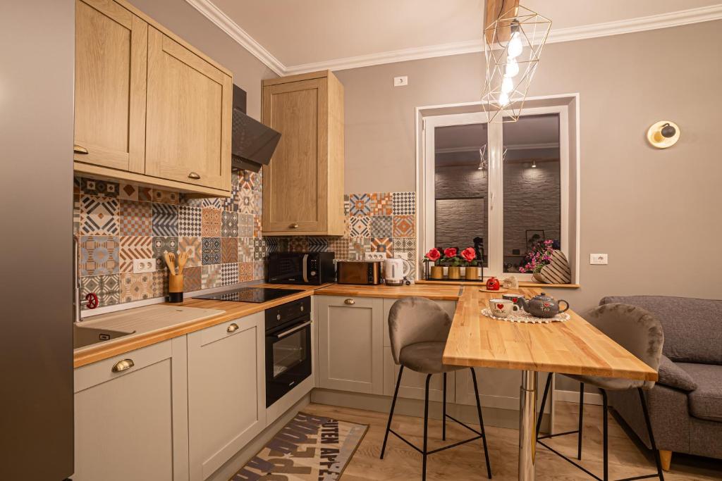 Bucătărie eclectic-rustică cu accente calde | Inspirație Baie Modern