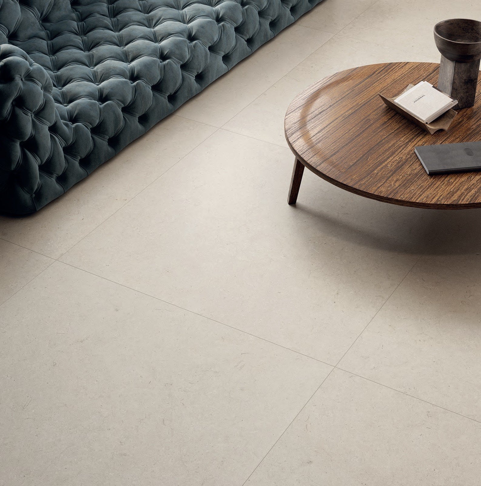 Living minimalist cu accente calde | Inspirație Baie Modern