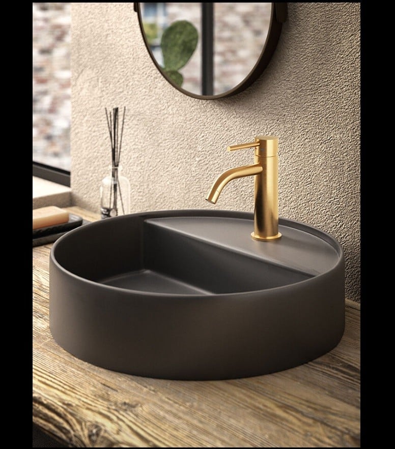 Baie caldă cu accente aurii | Inspirație Baie Modern