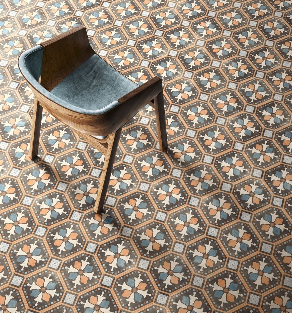 Hol cu accente retro-florale | Inspirație Baie Modern