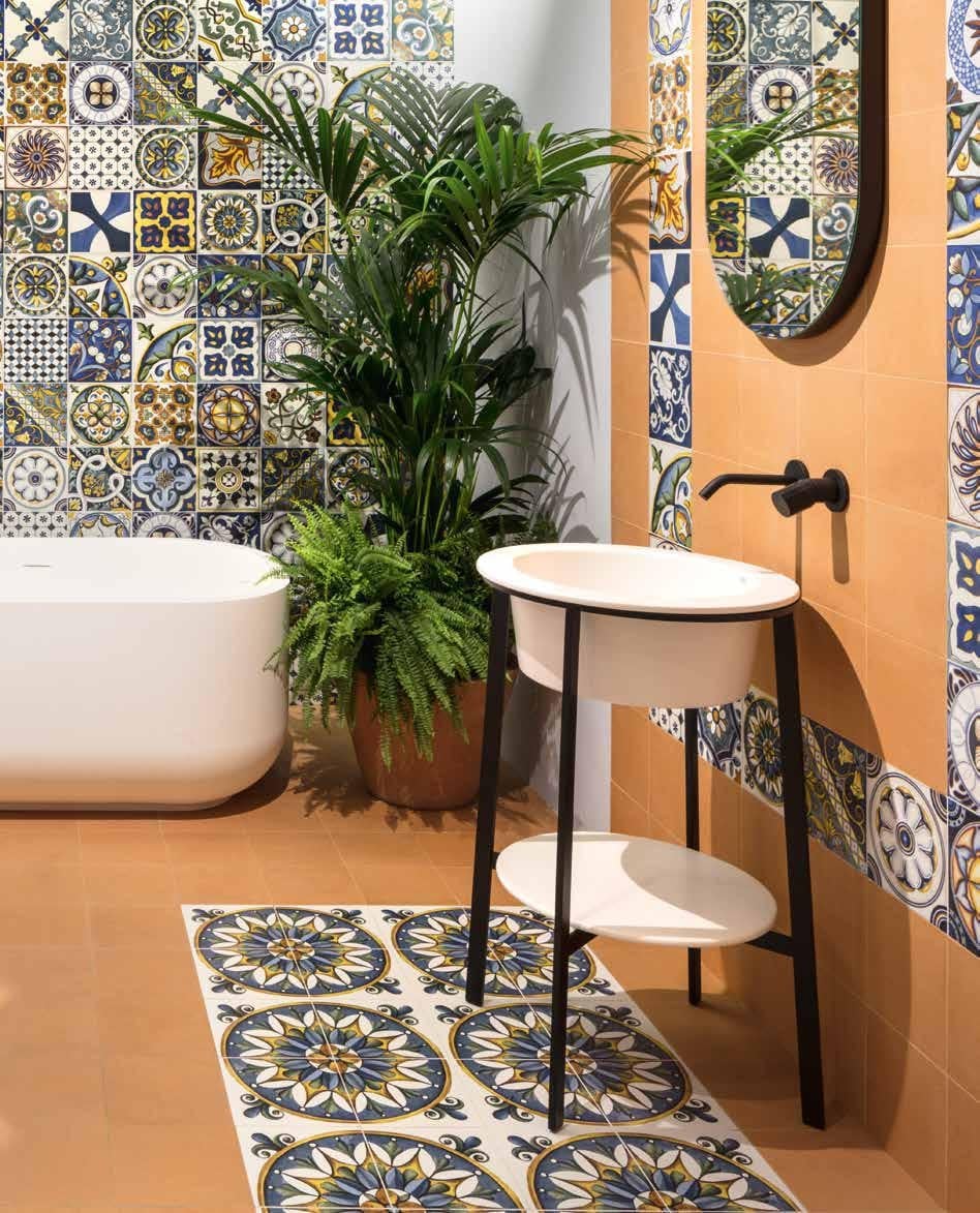 Baie mediteraneană cu accente calde | Inspirație Baie Minimalist