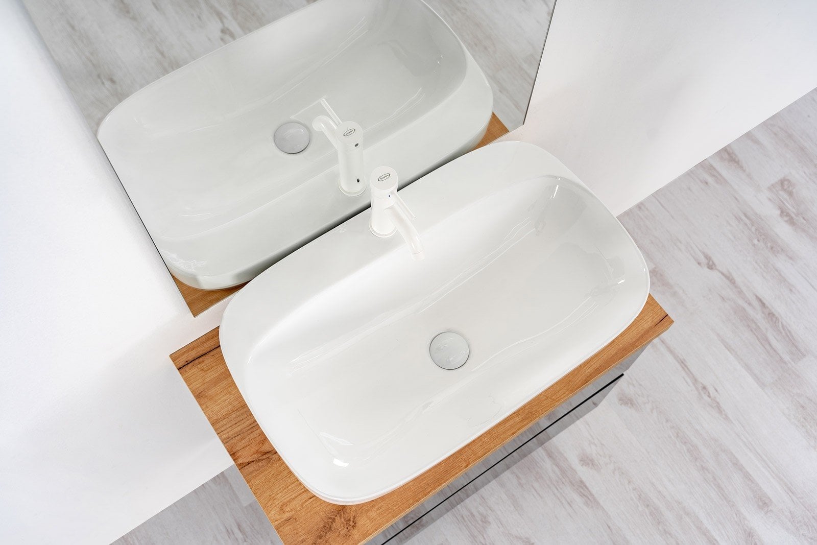 Baie minimalistă cu accente calde | Inspirație Baie Modern