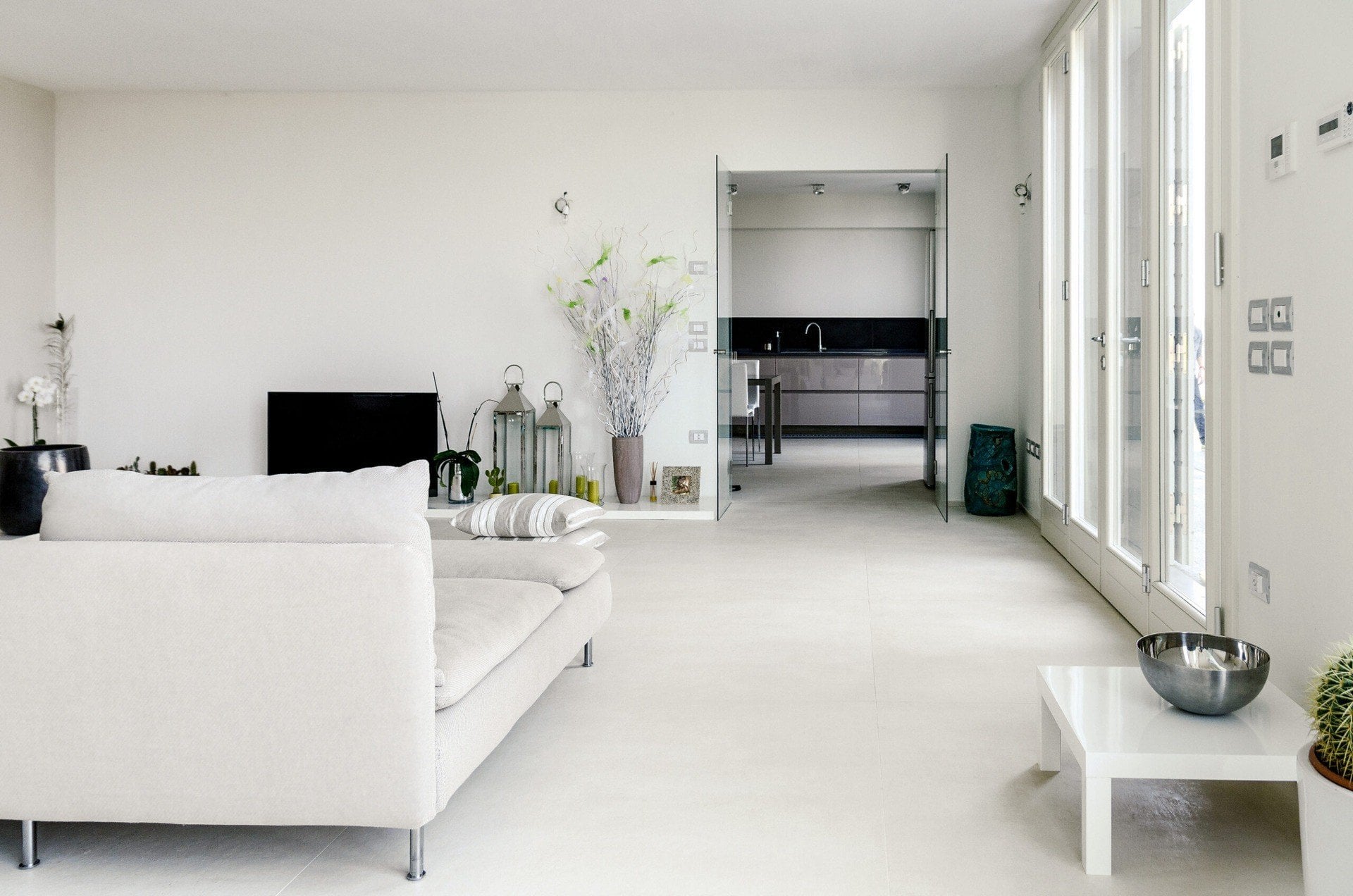 Living minimalist cu accente subtile | Inspirație Baie Industrial