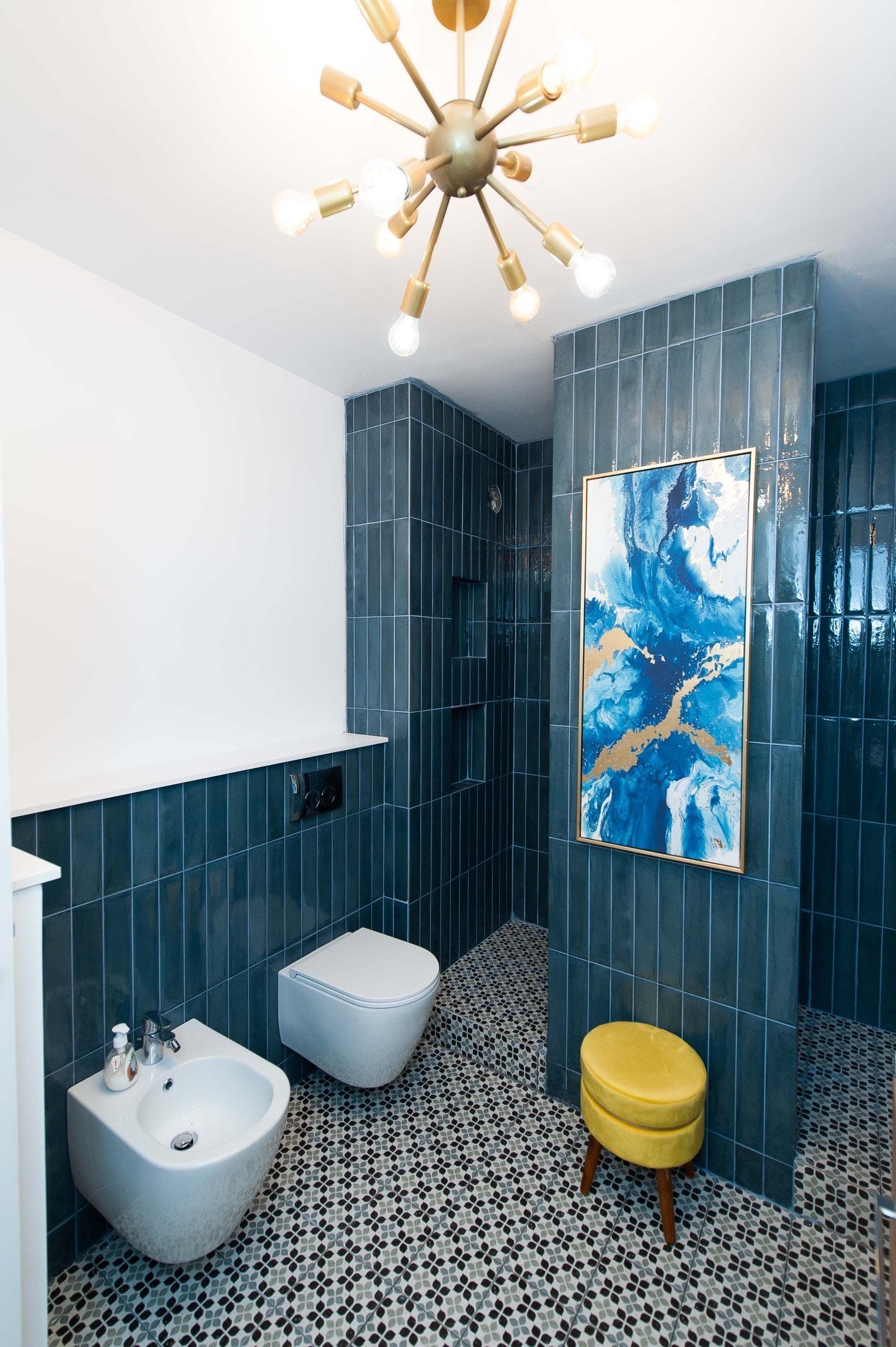 Baie modernă cu accente vibrante | Inspirație Baie Modern