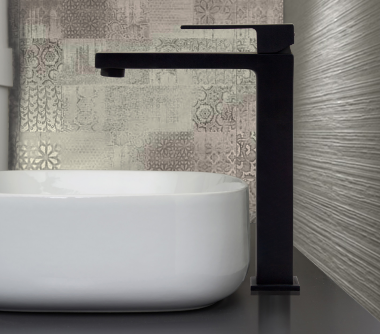 Baie modernă cu accente etnice | Inspirație Baie Minimalist