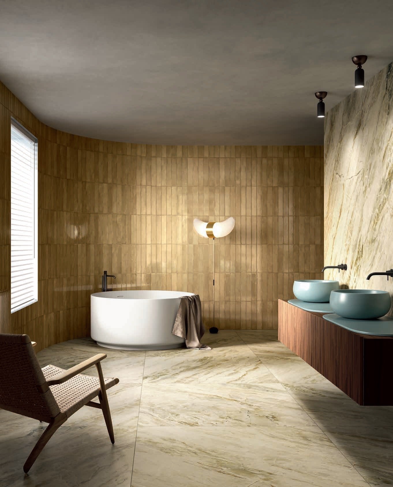 Baie spațioasă cu accente aurii | Inspirație Baie Modern