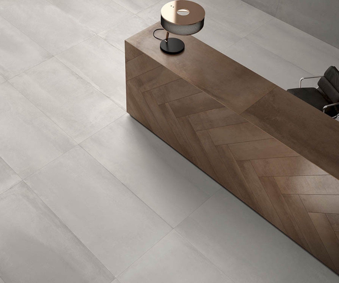 Hol minimalist cu accente calde