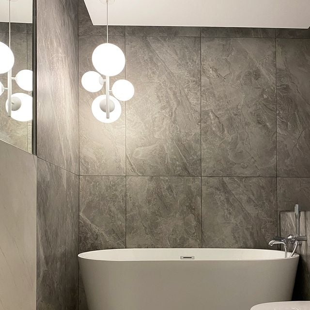 Baie modernă în tonuri de piatră | Inspirație Baie Luxe