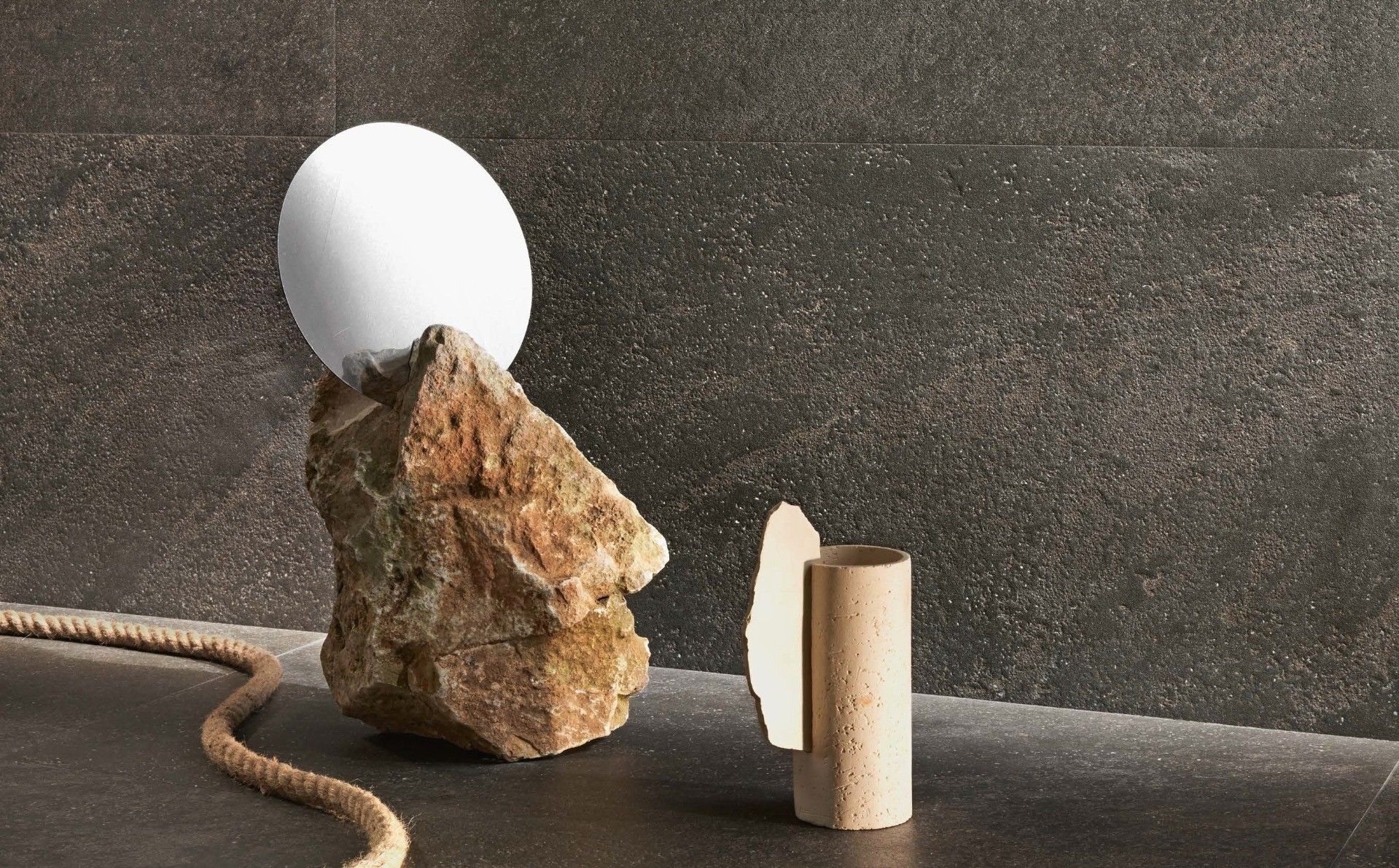 Minimalism texturat cu accente brute | Inspirație Baie Modern