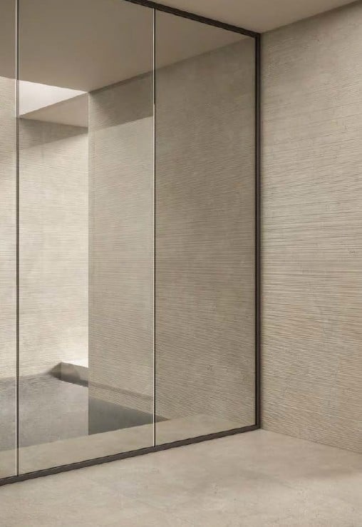 Duș spa cu texturi discrete | Inspirație Baie Minimalist