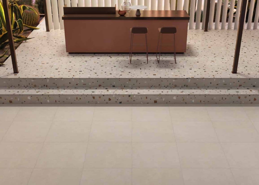 Terasă modernă cu accente terrazzo