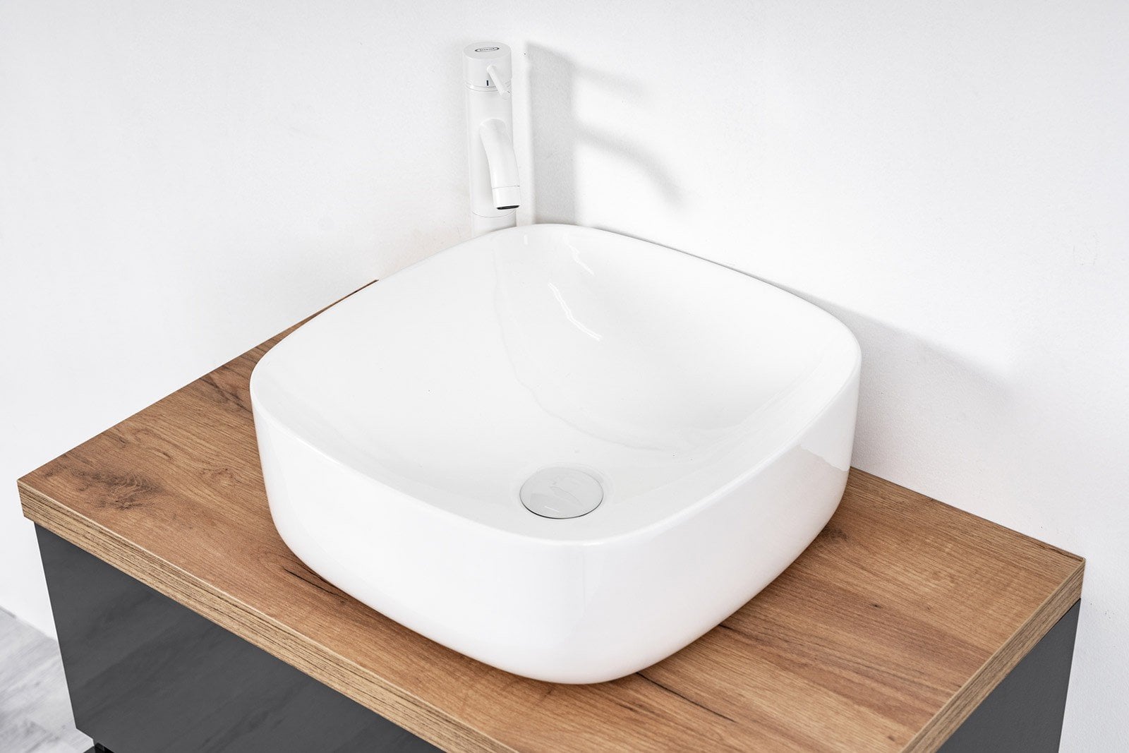 Baie minimalistă cu accente calde | Inspirație Baie Modern