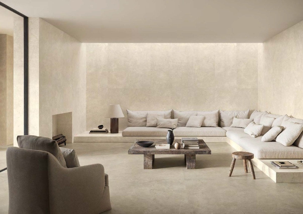 Living minimalist cu lumină caldă