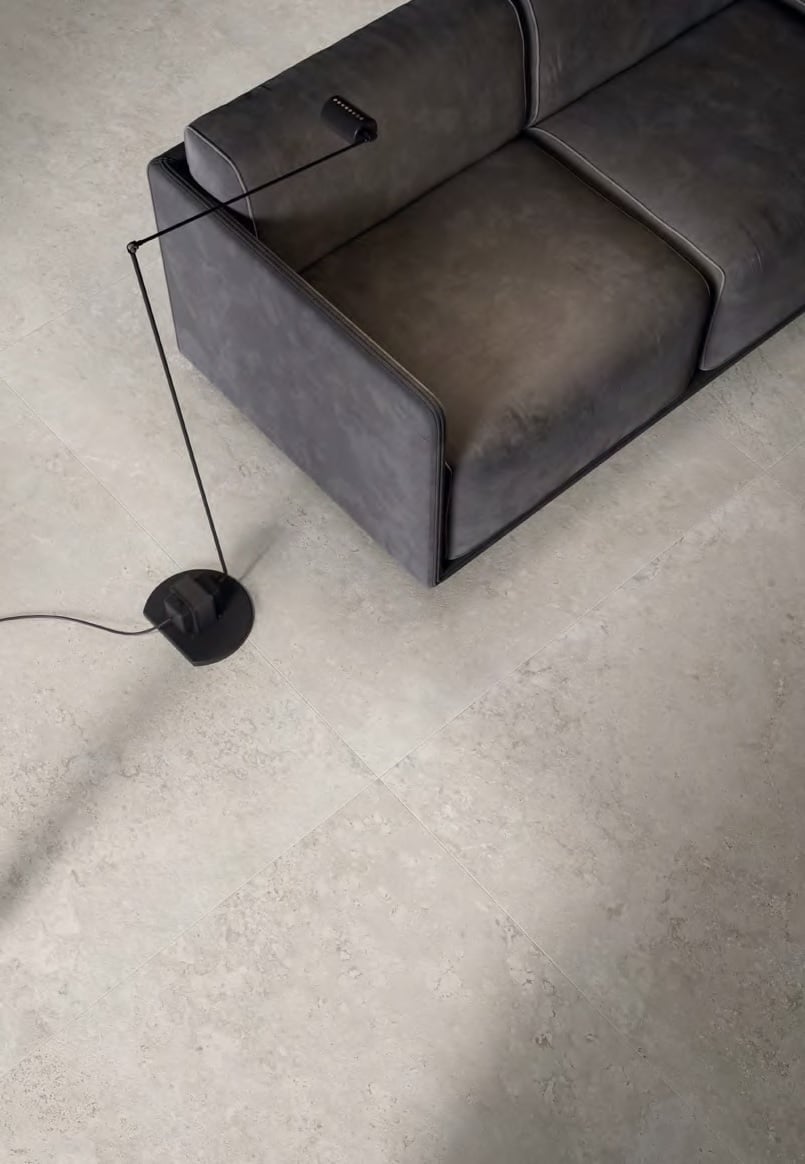 Living minimalist cu texturi urbane