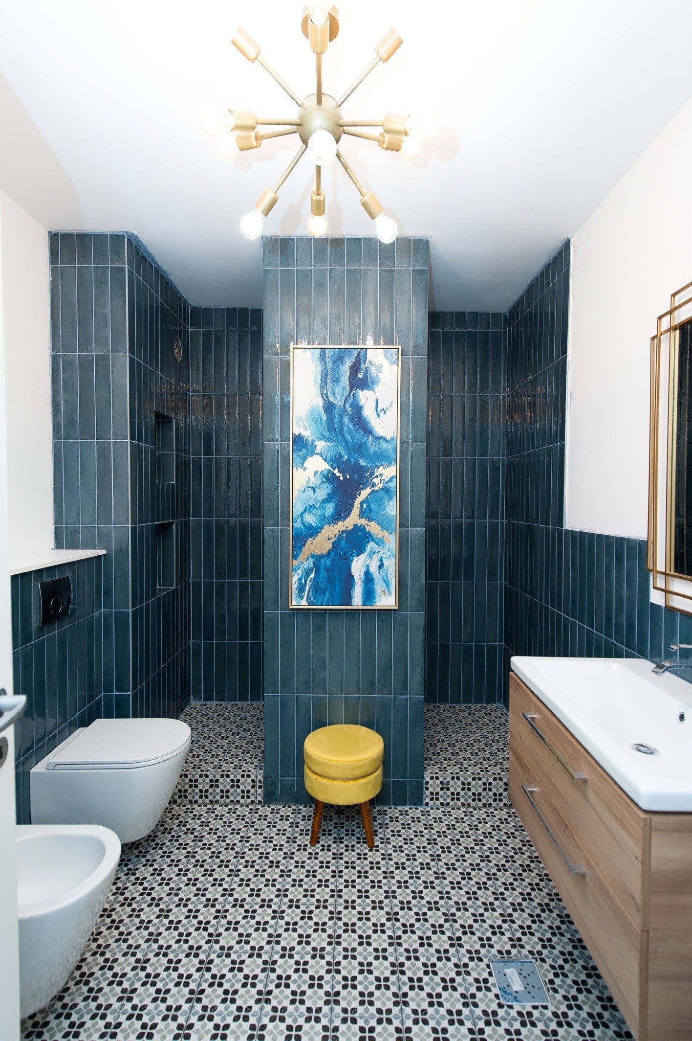 Baie modernă cu accente vibrante | Inspirație Baie Modern