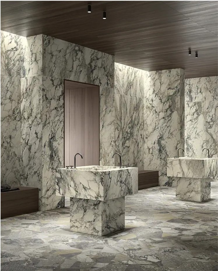 Baie spațioasă în marmură fluidă | Inspirație Baie Luxe