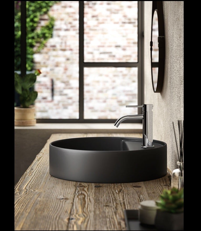 Baie industrială cu accente calde | Inspirație Baie Modern