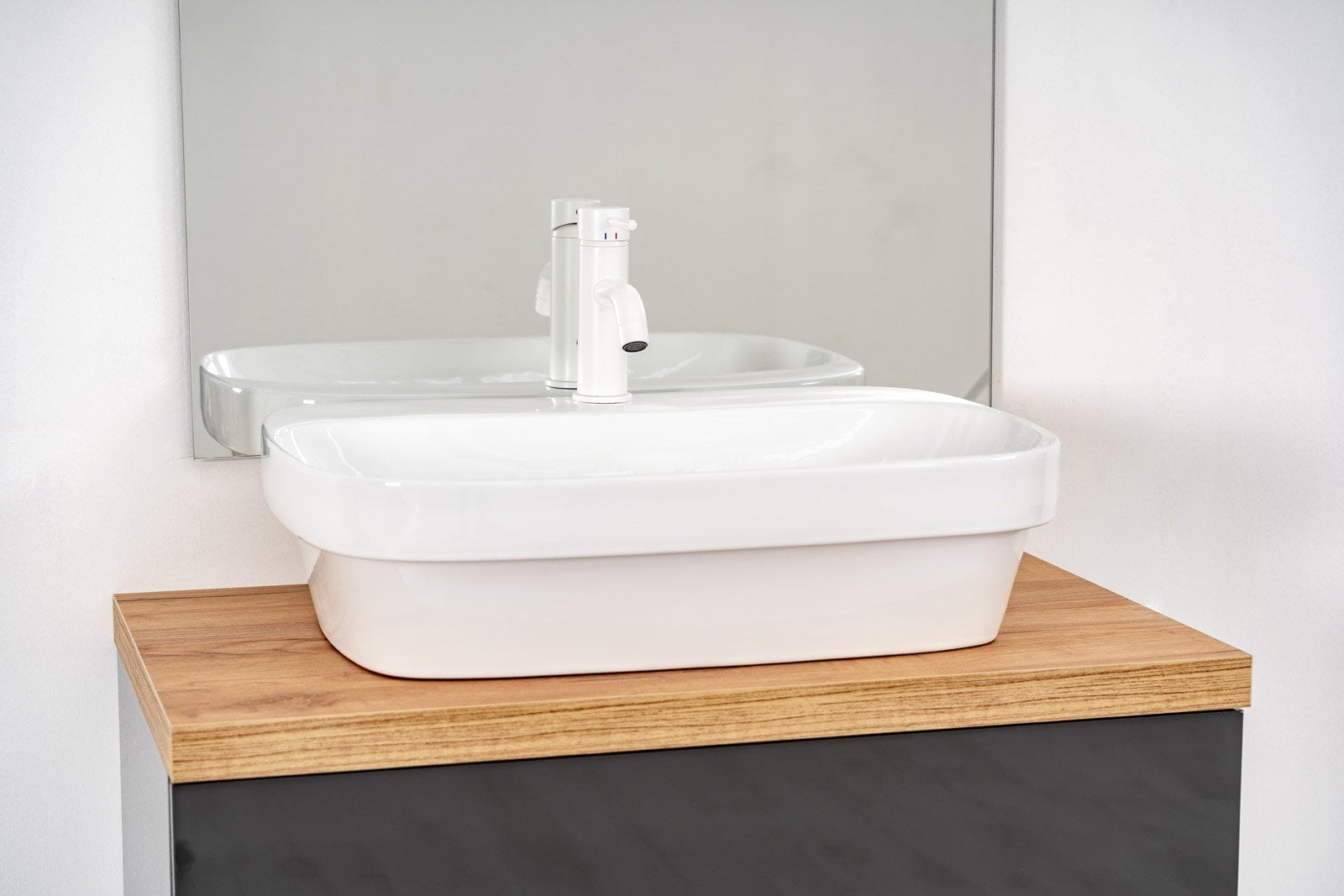 Baie minimalistă cu accente calde | Inspirație Baie Modern