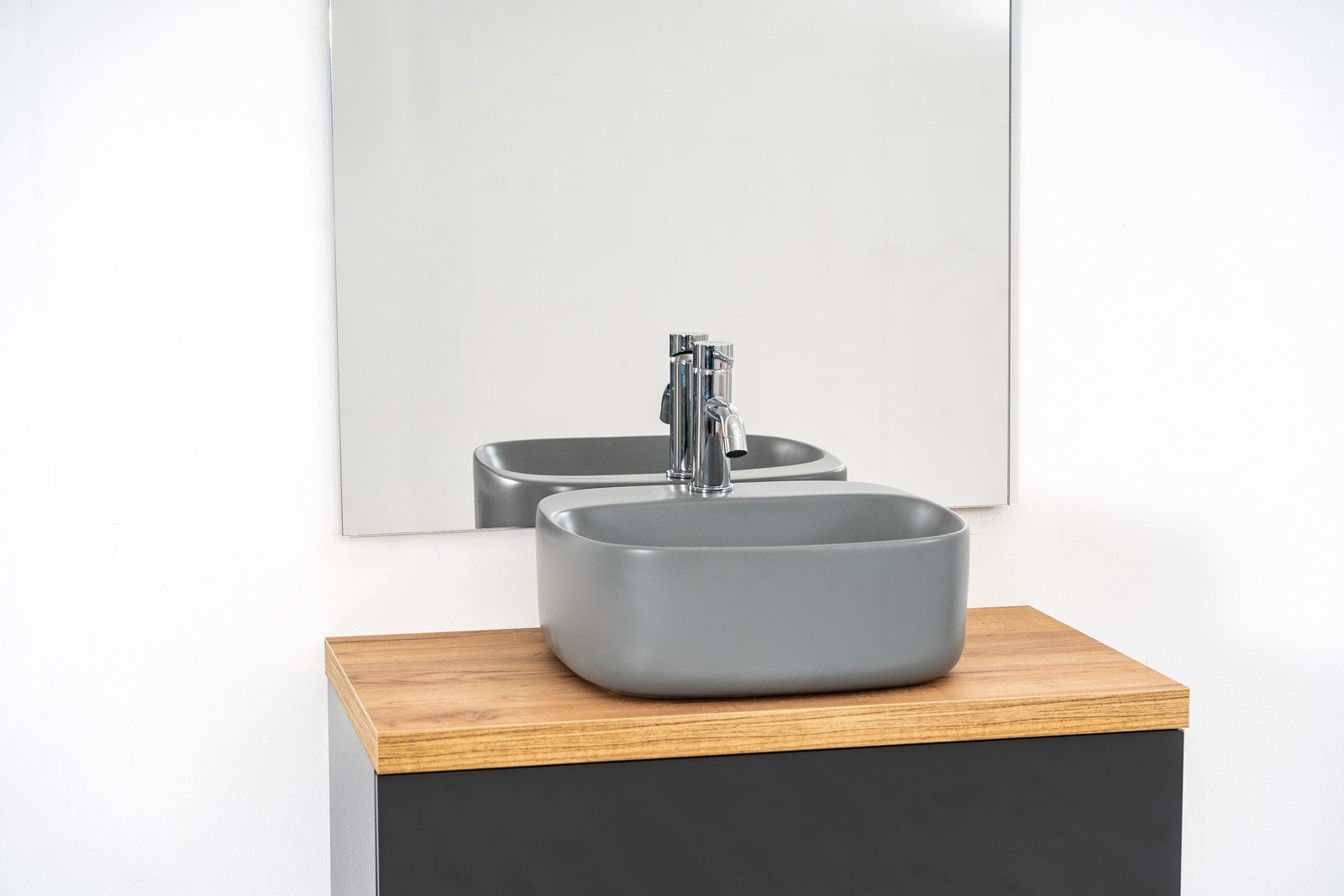 Baie modernă cu accente calde | Inspirație Baie Modern
