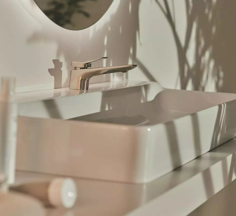 Baie minimalistă cu umbre calde | Inspirație Baie Modern