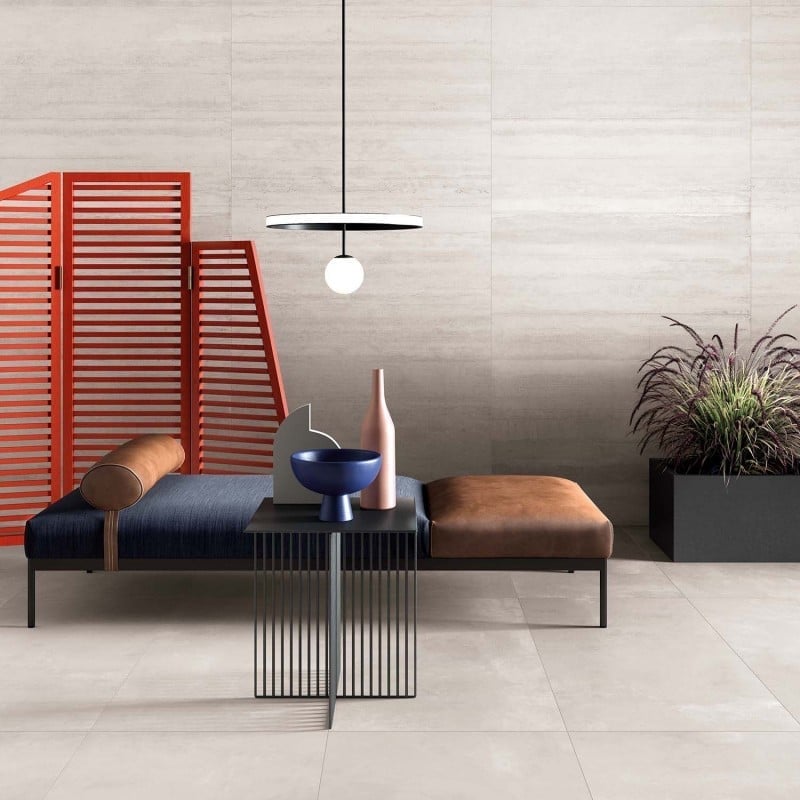 Living minimalist cu accente vibrante
