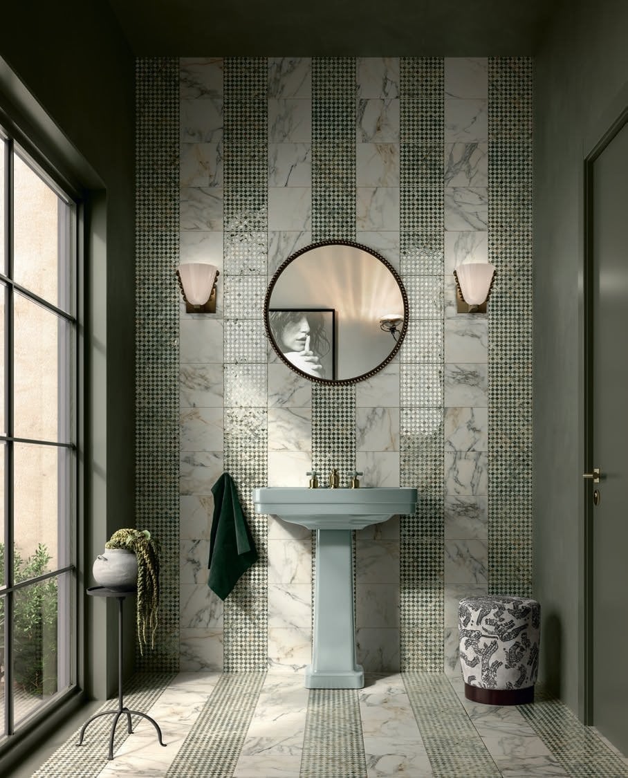 Baie eclectic-chic cu marmură și pattern | Inspirație Baie Modern