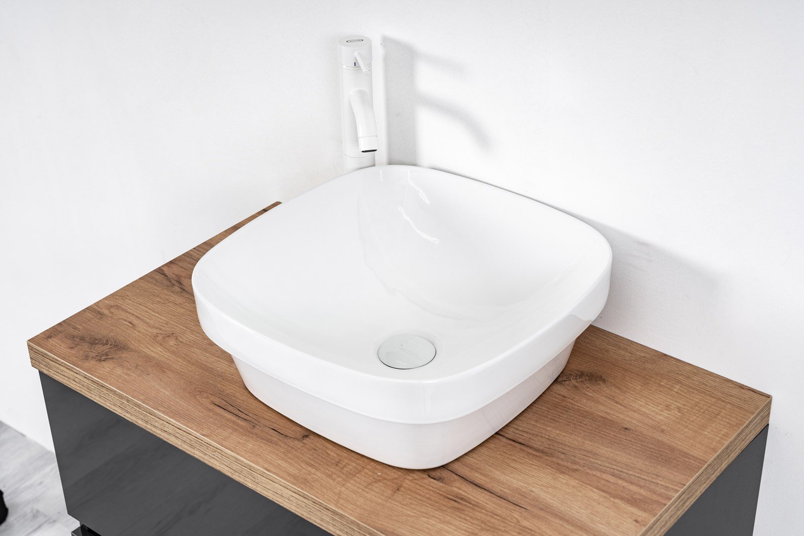 Baie minimalistă cu accente calde | Inspirație Baie Modern