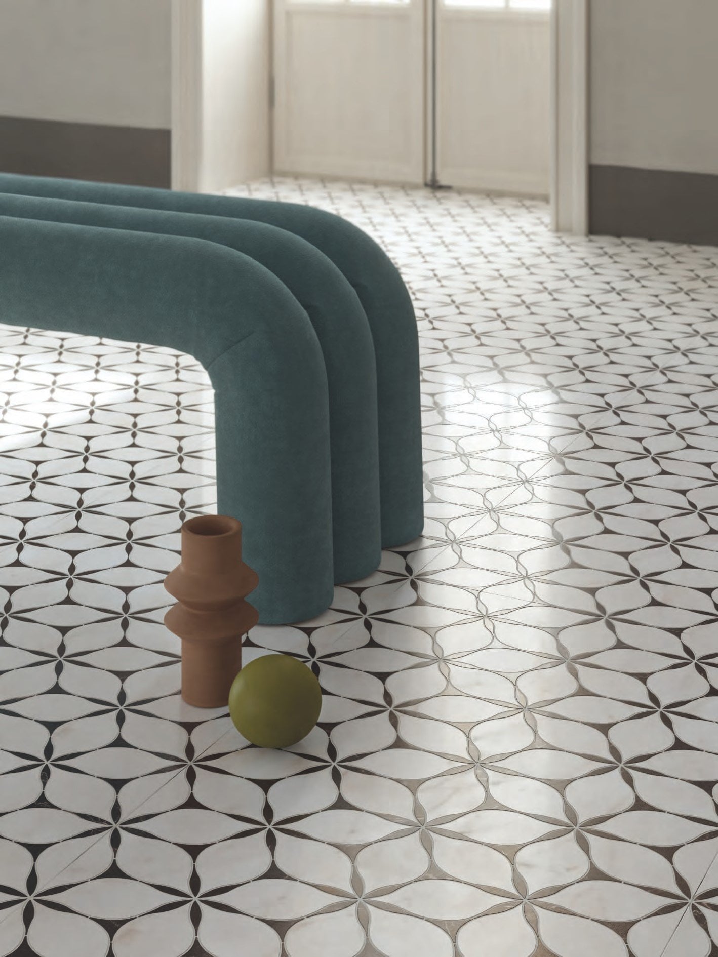 Hol de trecere cu accente grafice | Inspirație Baie Modern