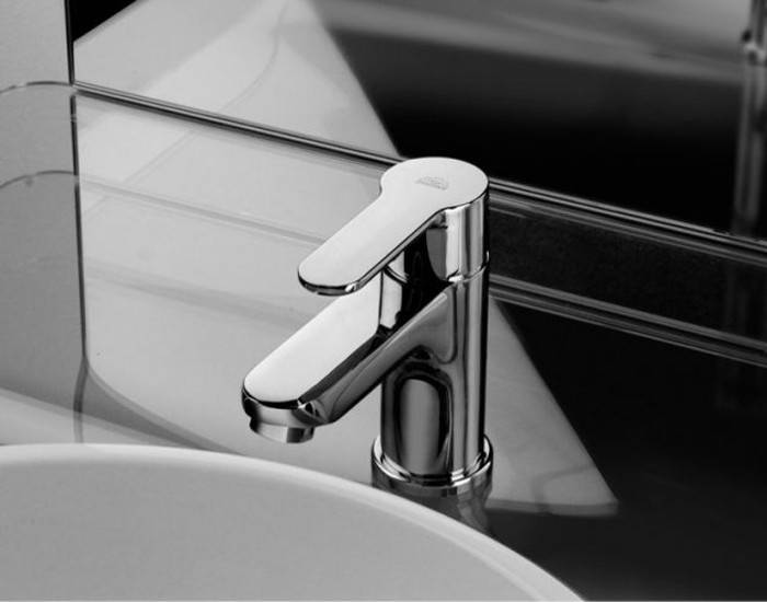 Baie modernă, detalii cromate | Inspirație Baie Modern