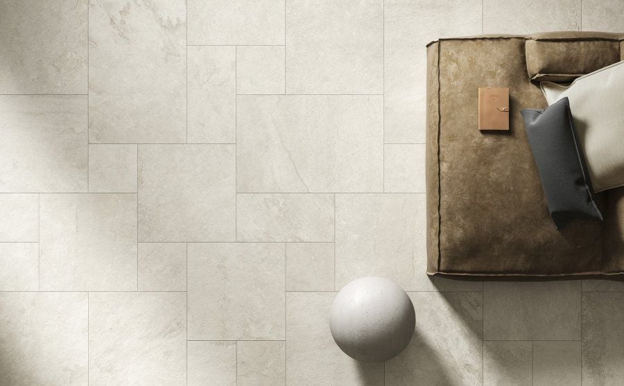 Living minimalist în tonuri calde