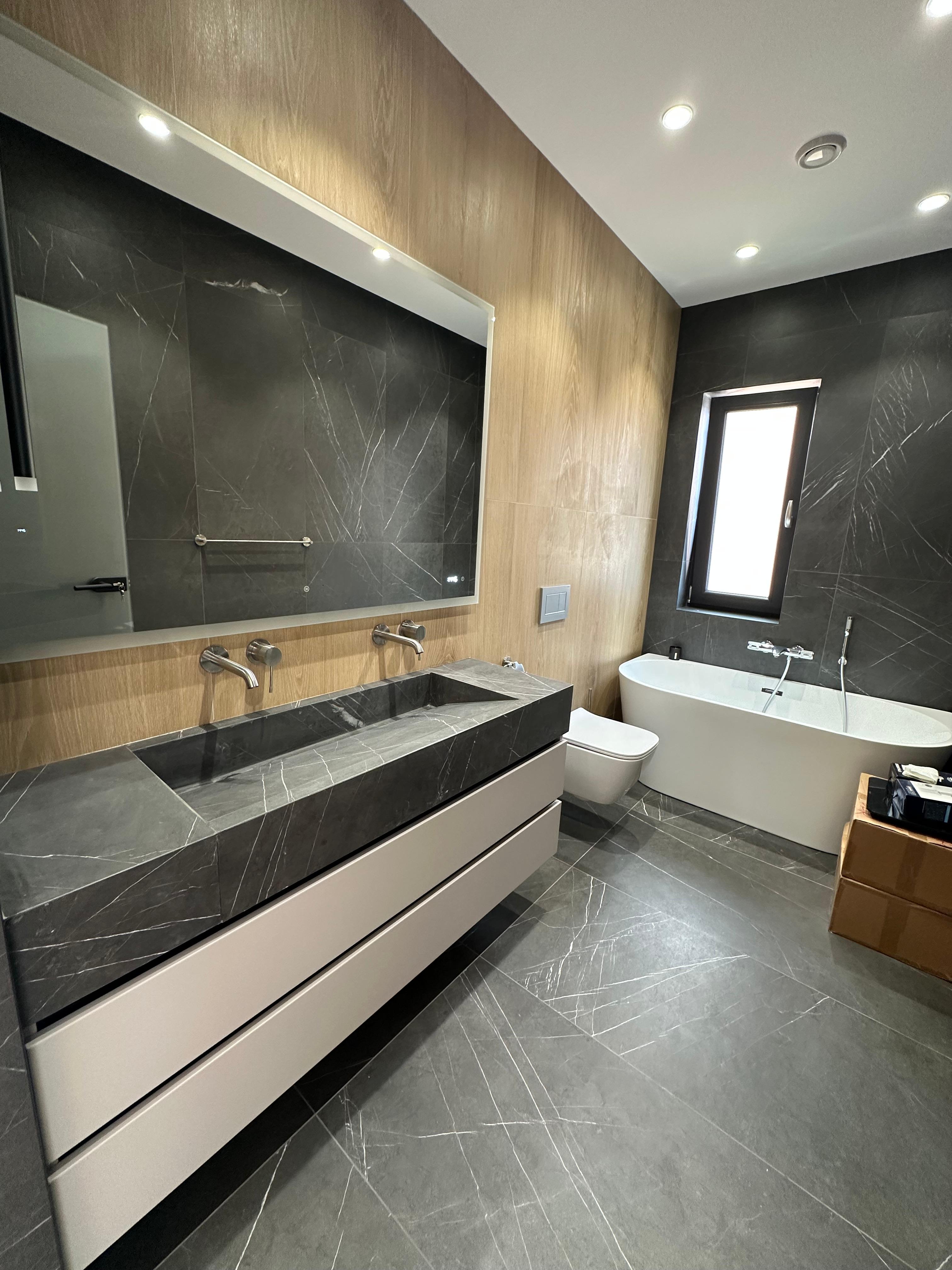 Baie moderna cu cada si gresie pietra grey + lavoar din gresie | Inspirație Baie Modern